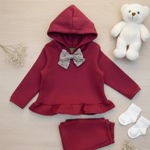 CHANDAL NIÑA GUINDA CAPUCHA CON LAZO Y VOLANTE BAJO KIZ