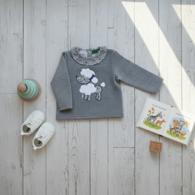 SUDADERA NIÑA GRIS PERRITA CUELLO VOLANTE TELA KIZ