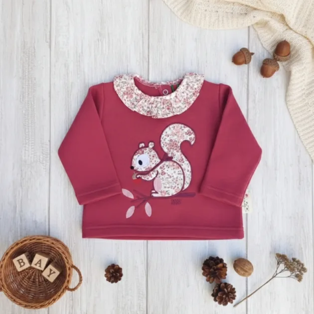 SUDADERA NIÑA GROSELLA ARDILLA CUELLO VOLANTE TELA KIZ