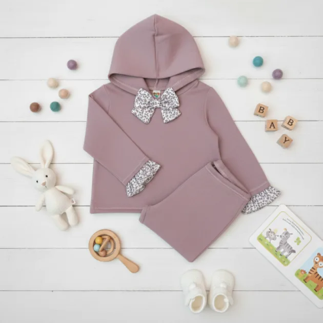 CHANDAL NIÑA MALVA CAPUCHA CON LAZO Y VOLANTE MANGAS KIZ