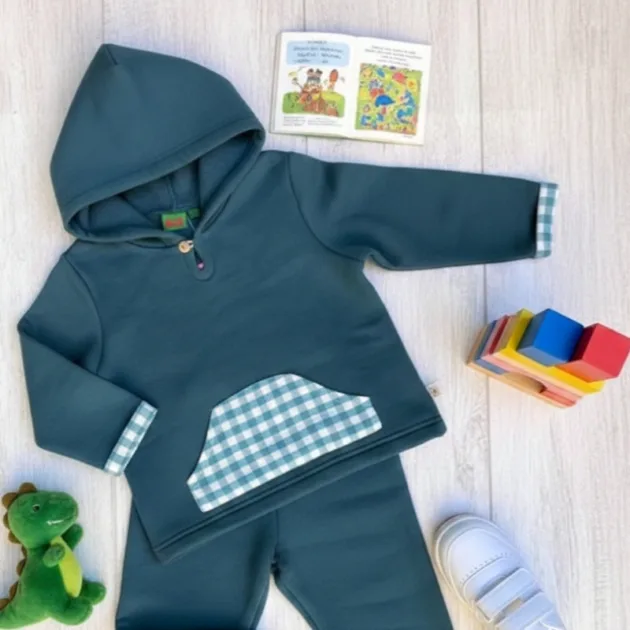 CHANDAL NIÑO AZUL PETRÓLEO CAPUCHA Y BOLSILLO KIZ