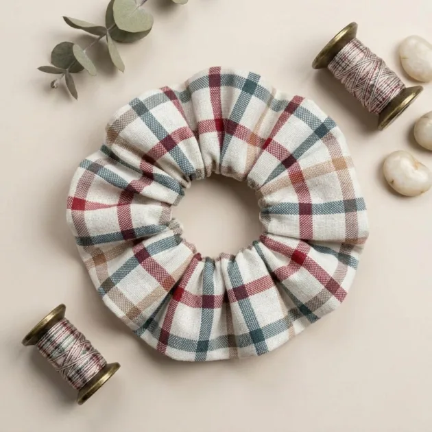 SCRUNCHIE CUADROS VERDES Y GRANATE