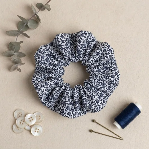 SCRUNCHIE FLORES AZULES